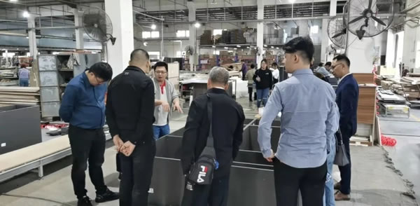 江蘇無錫汪總攜團(tuán)隊(duì)11人回A家全屋定制家居總部參觀學(xué)習(xí)！